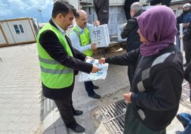 Suriye Azez’de 869 İnsana İftar ve Gıda Kolisi Verdik